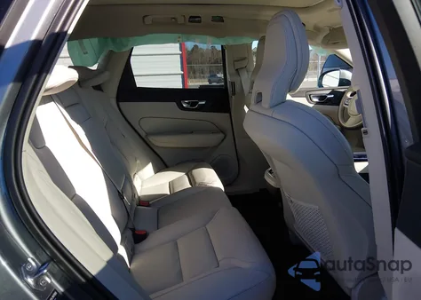 2021 Volvo Xc60 T5 Inscription z USA, uszkodzony, nr VIN YV4102RL2M1779203